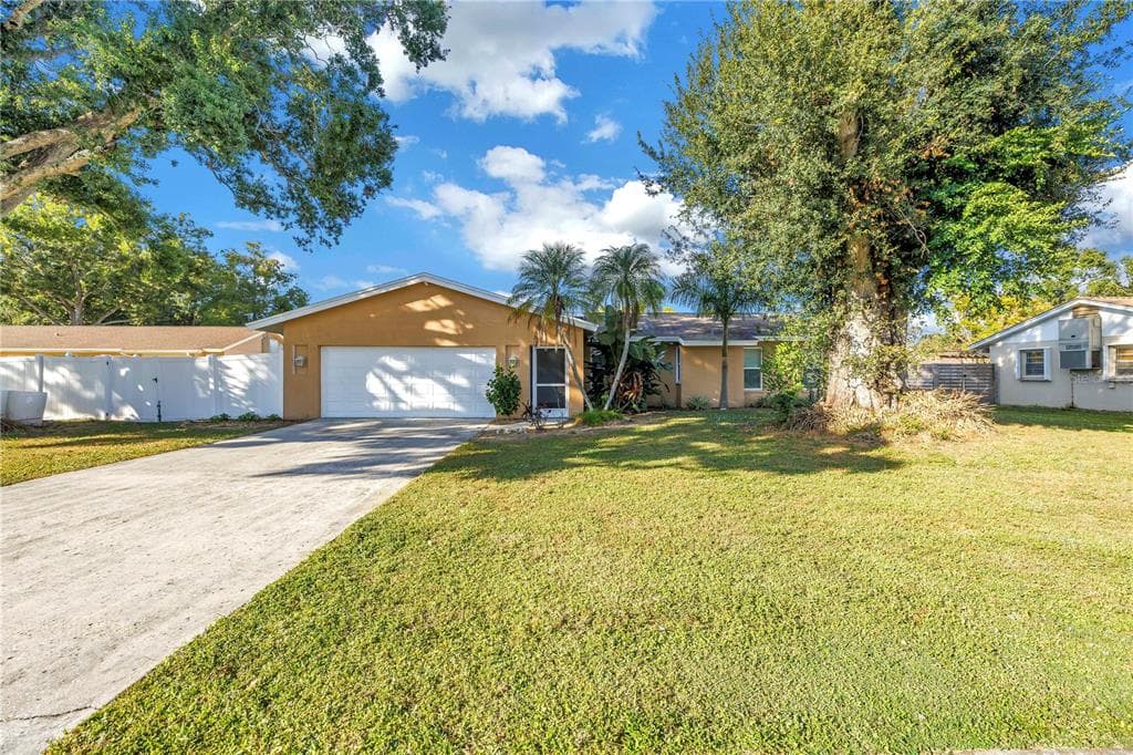 813 CYPRESS WOOD LANE - 3bd/2ba - $489,900 - SARASOTA, FL