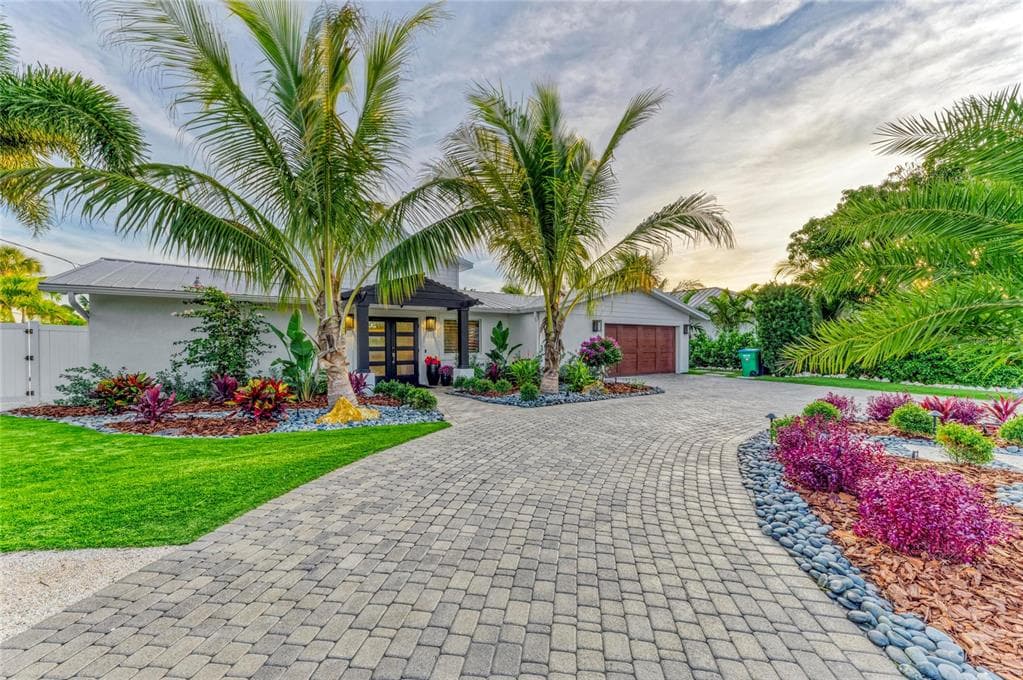 605 KEY ROYALE DRIVE - Interior/Exterior Photo 3 - HOLMES BEACH, FL