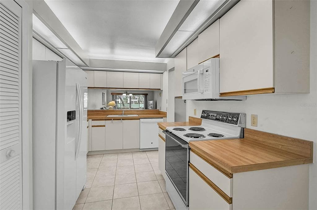 5633 AVISTA DRIVE - Interior/Exterior Photo 4 - SARASOTA, FL