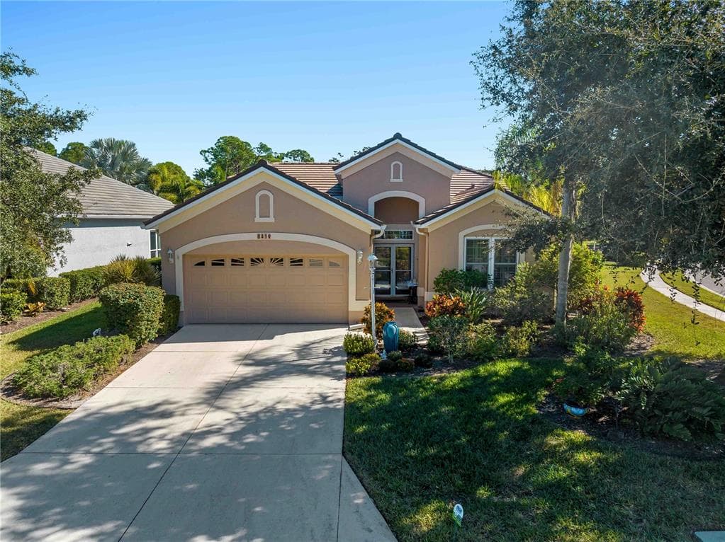 8419 WHISPERING WOODS COURT - LAKEWOOD RANCH, FL - 3bd/2ba - $495,000