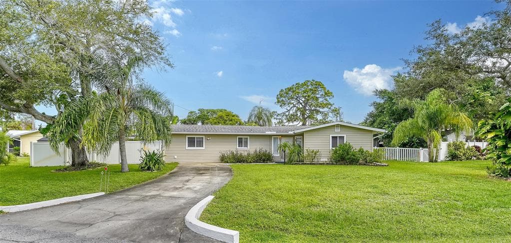 1560 POINCIANA ROAD - 3bd/2ba - $320,000 - VENICE, FL