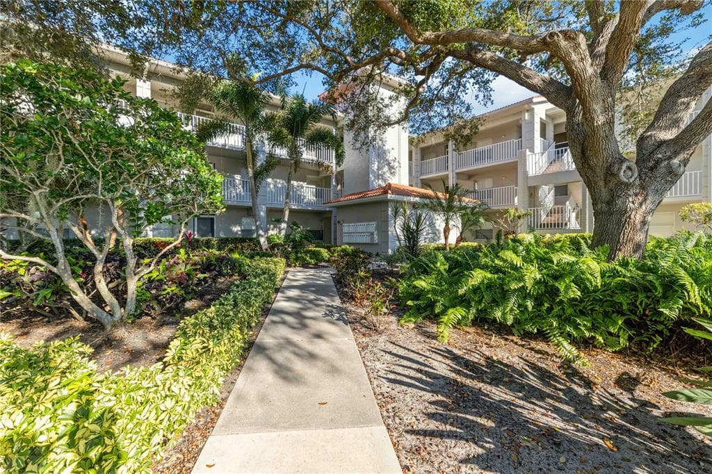 9300 CLUBSIDE CIRCLE UNIT 1208 - 2bd/2ba - $315,000 - SARASOTA, FL