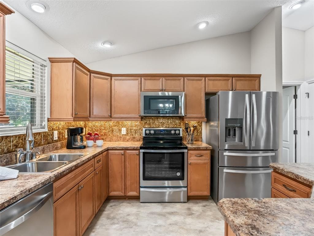 828 SILVER OAK AVENUE - Interior/Exterior Photo 5 - LADY LAKE, FL