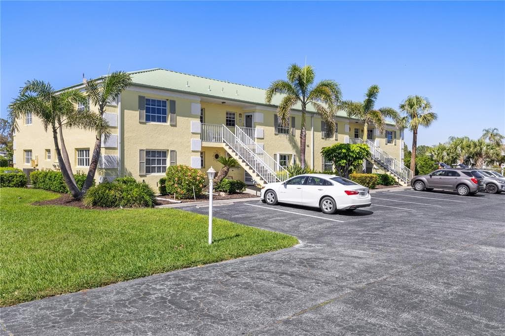 942 CAPRI ISLES BOULEVARD UNIT 105 - 2bd/2ba - $205,000 - VENICE, FL
