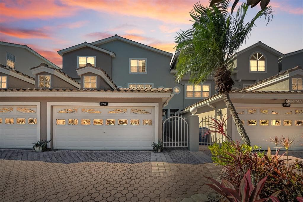 1704 LAGO VISTA BOULEVARD