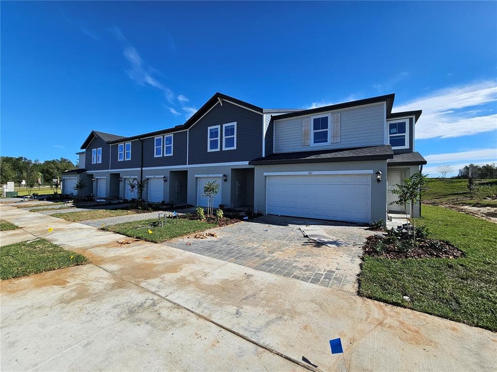 717 SPARTINA WAY - 3bd/3ba - $281,574 - LADY LAKE, FL