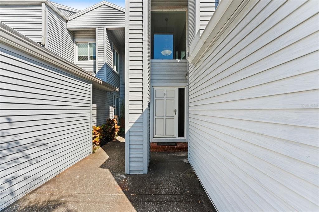 9727 TIFFANY OAKS LANE - Interior/Exterior Photo 3 - TAMPA, FL