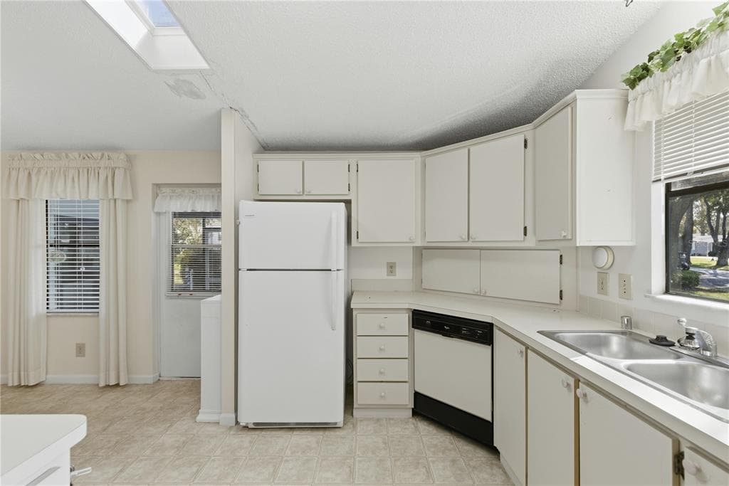 725 CAMELIA COURT - Interior/Exterior Photo 5 - LADY LAKE, FL