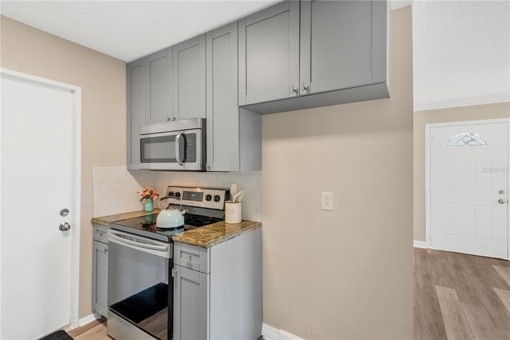 1721 W HUMPHREY STREET - Interior/Exterior Photo 5 - TAMPA, FL