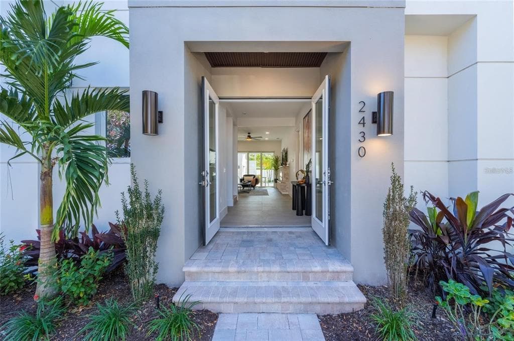 2430 FLOYD STREET - Interior/Exterior Photo 4 - SARASOTA, FL