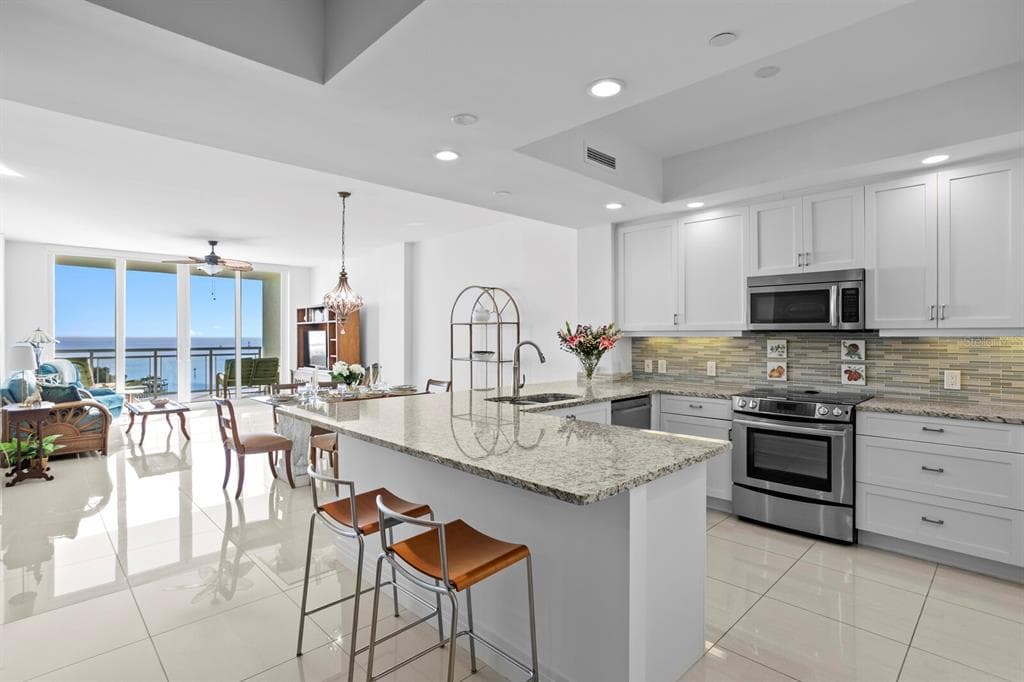 1325 SNELL ISLE BOULEVARD NE UNIT 811 - Interior/Exterior Photo 5 - ST PETERSBURG, FL