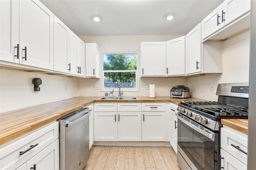 995 EMERALD DRIVE - Interior/Exterior Photo 2 - MOUNT DORA, FL