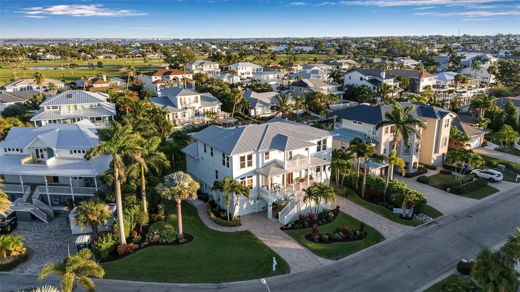 718 KEY ROYALE DRIVE - Interior/Exterior Photo 4 - HOLMES BEACH, FL