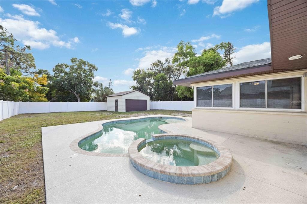 2811 17TH AVENUE W - Interior/Exterior Photo 2 - BRADENTON, FL