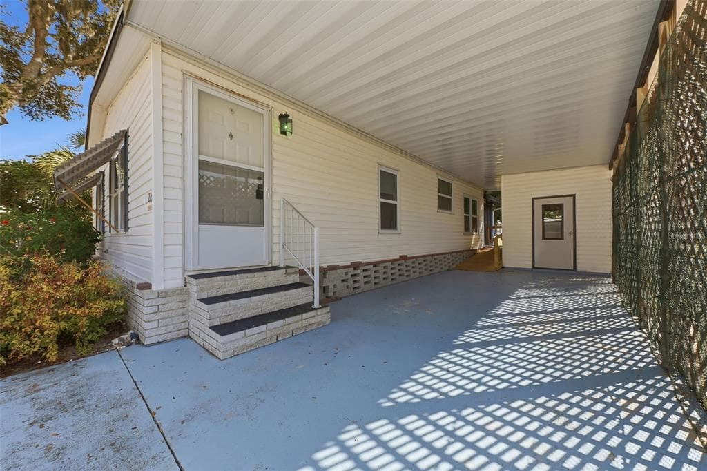 221 COVENT GARDEN AVENUE - Interior/Exterior Photo 3 - DAVENPORT, FL