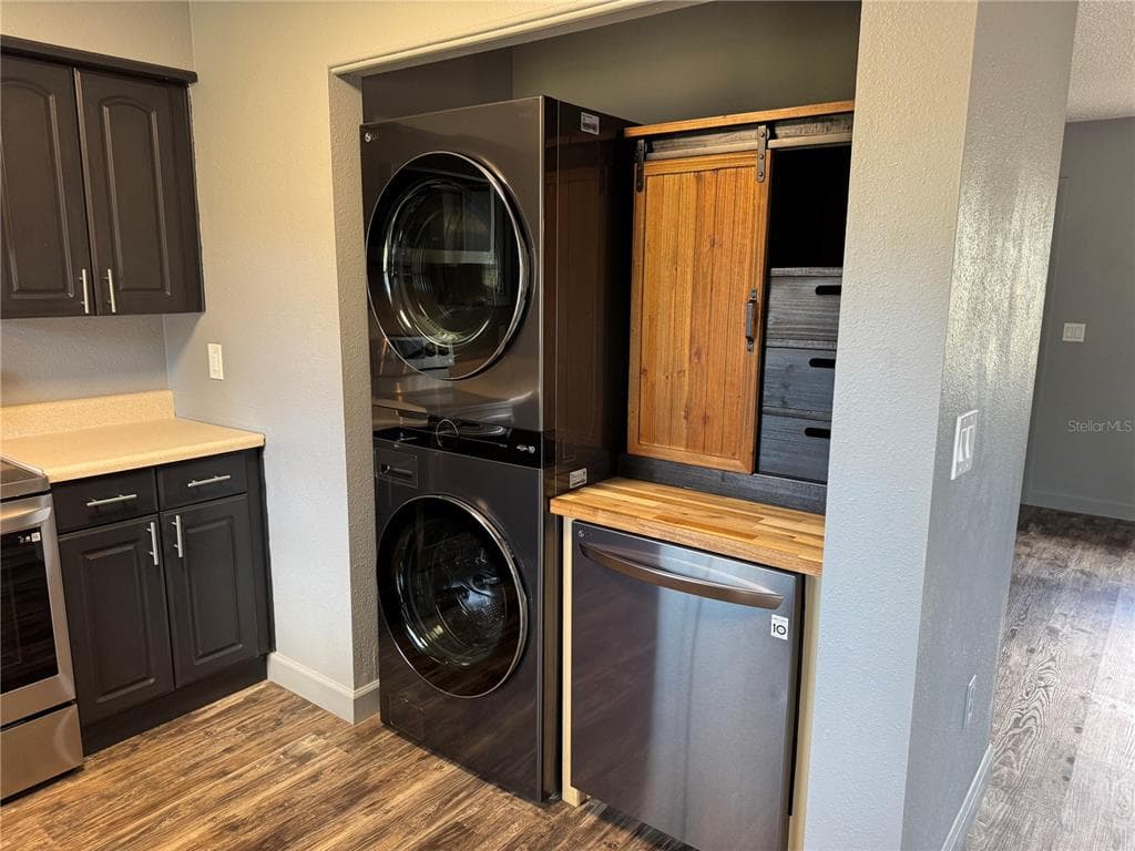 2218 SEABOARD AVENUE - Interior/Exterior Photo 3 - VENICE, FL