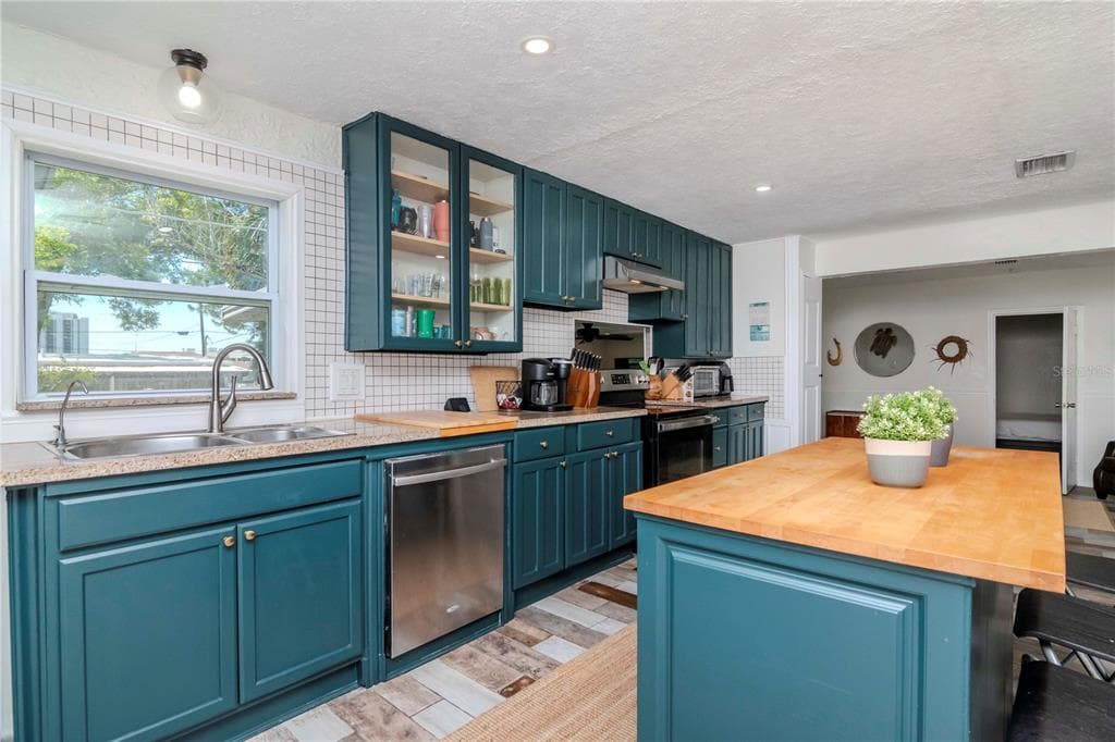 1528 W RIVER SHORE WAY - Interior/Exterior Photo 5 - TAMPA, FL