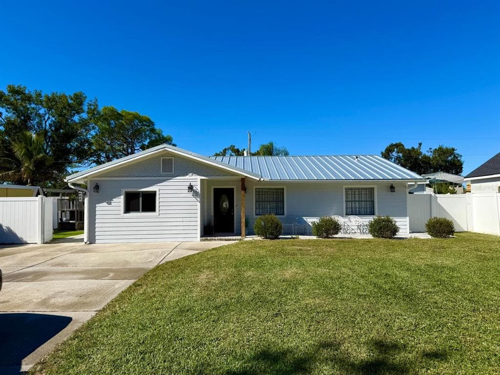 1057 WILLIS AVENUE - SARASOTA, FL - 5bd/3ba - $649,900