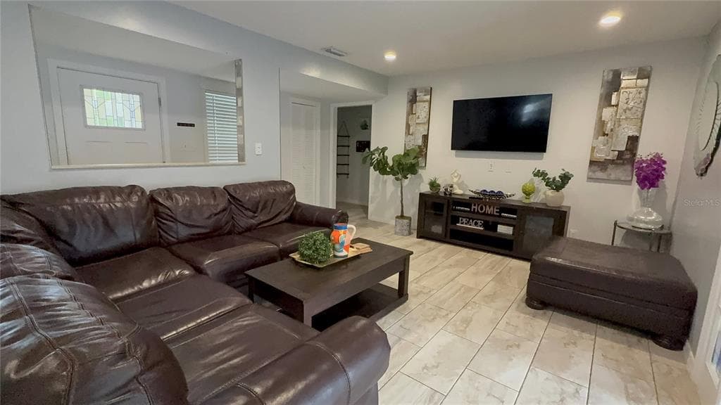 914 W CIMMERON DRIVE - Interior/Exterior Photo 5 - TAMPA, FL