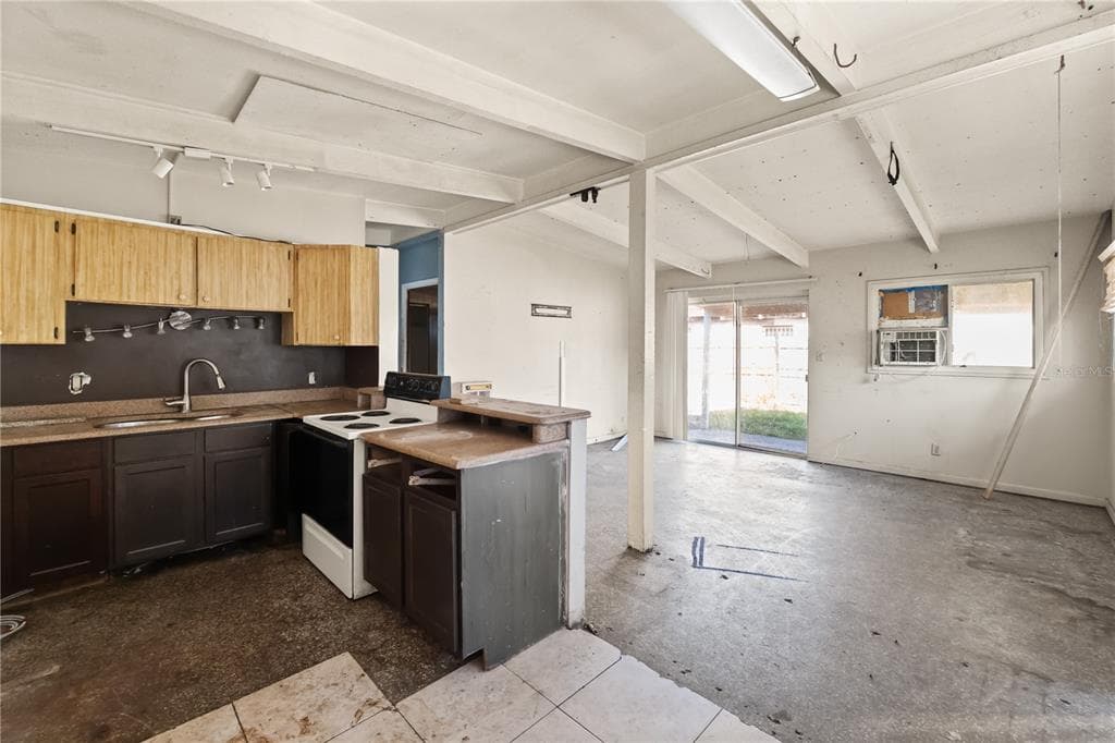 1703 WARRINGTON WAY - Interior/Exterior Photo 2 - TAMPA, FL