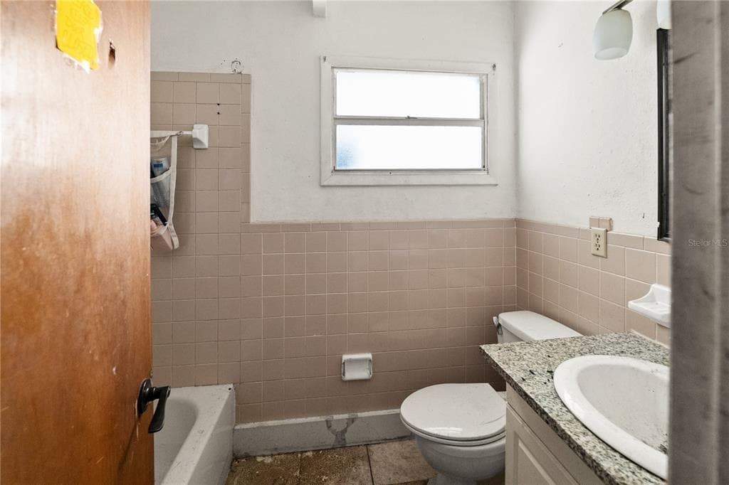 1703 WARRINGTON WAY - Interior/Exterior Photo 4 - TAMPA, FL