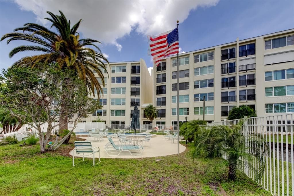 225 COUNTRY CLUB DRIVE UNIT 1104 - 2bd/2ba - $269,900 - LARGO, FL