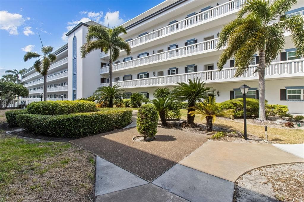 131 BLUFF VIEW DRIVE UNIT 101 - 2bd/2ba - $229,000 - BELLEAIR BLUFFS, FL