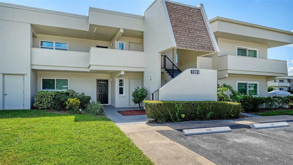 7251 W COUNTRY CLUB DRIVE N UNIT 226 - 2bd/2ba - $268,900 - SARASOTA, FL