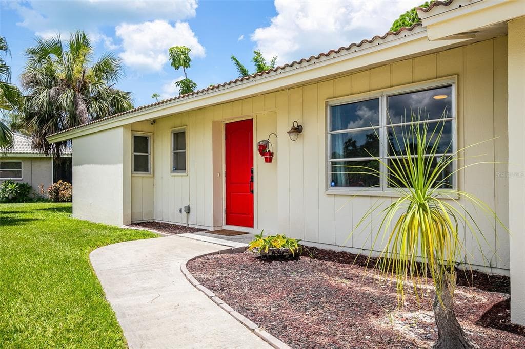 7460 MARIANA DRIVE - 2bd/2ba - $499,990 - SARASOTA, FL
