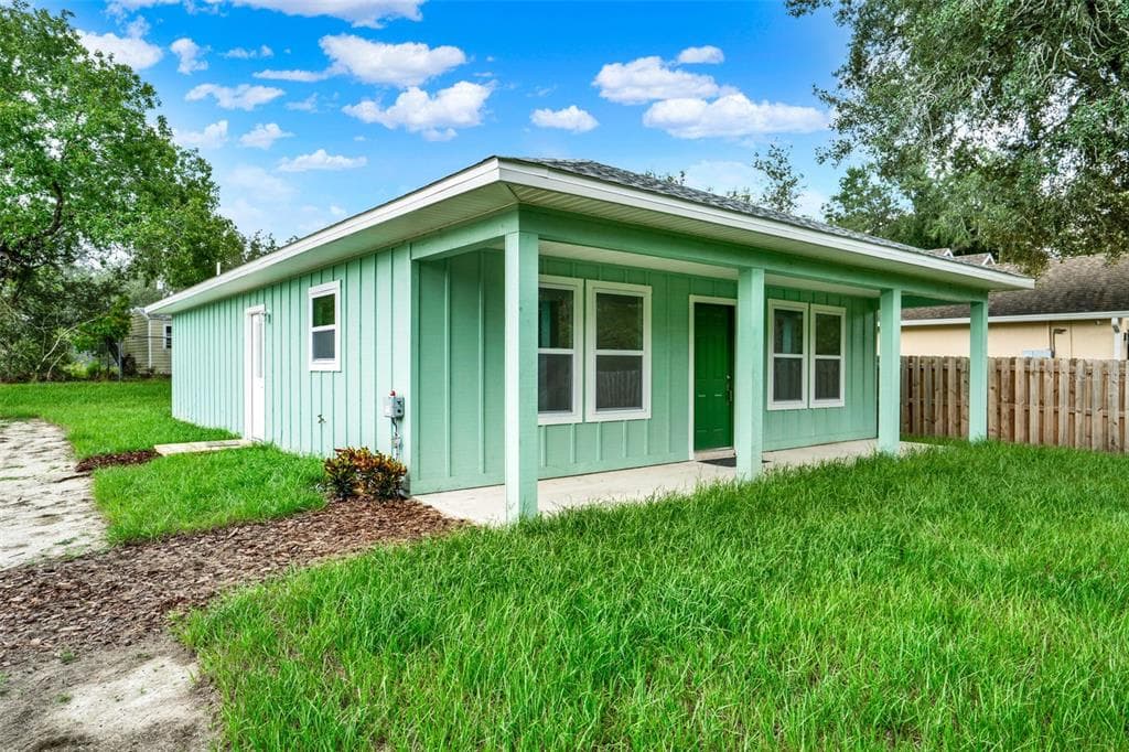 40091 OAKRIDGE DRIVE - 3bd/2ba - $259,000 - LADY LAKE, FL