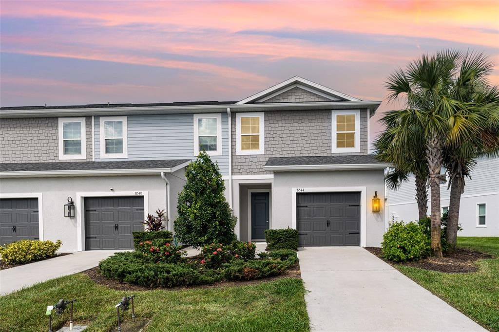 8544 CANYON CREEK TRAIL - 3bd/3ba - $320,000 - PARRISH, FL