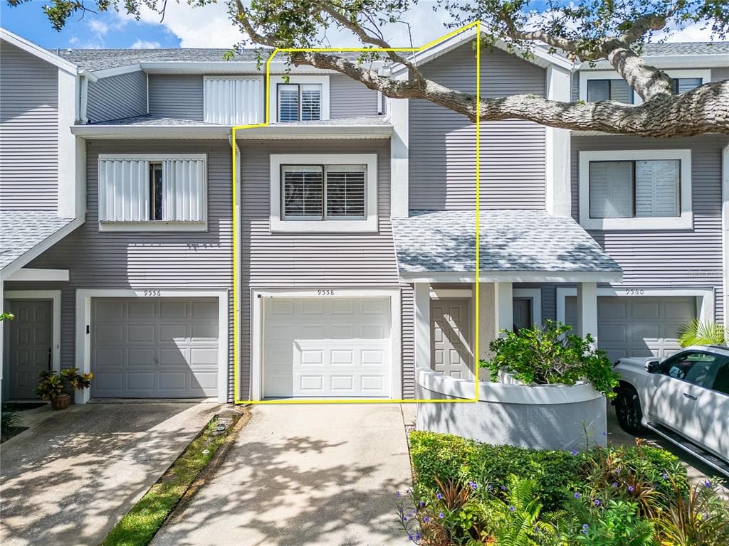 9558 TARA CAY COURT UNIT 21 - 3bd/4ba - $375,000 - SEMINOLE, FL