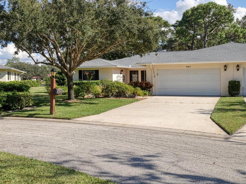7157 FAIRWAY BEND CIRCLE - 2bd/2ba - $364,900 - SARASOTA, FL