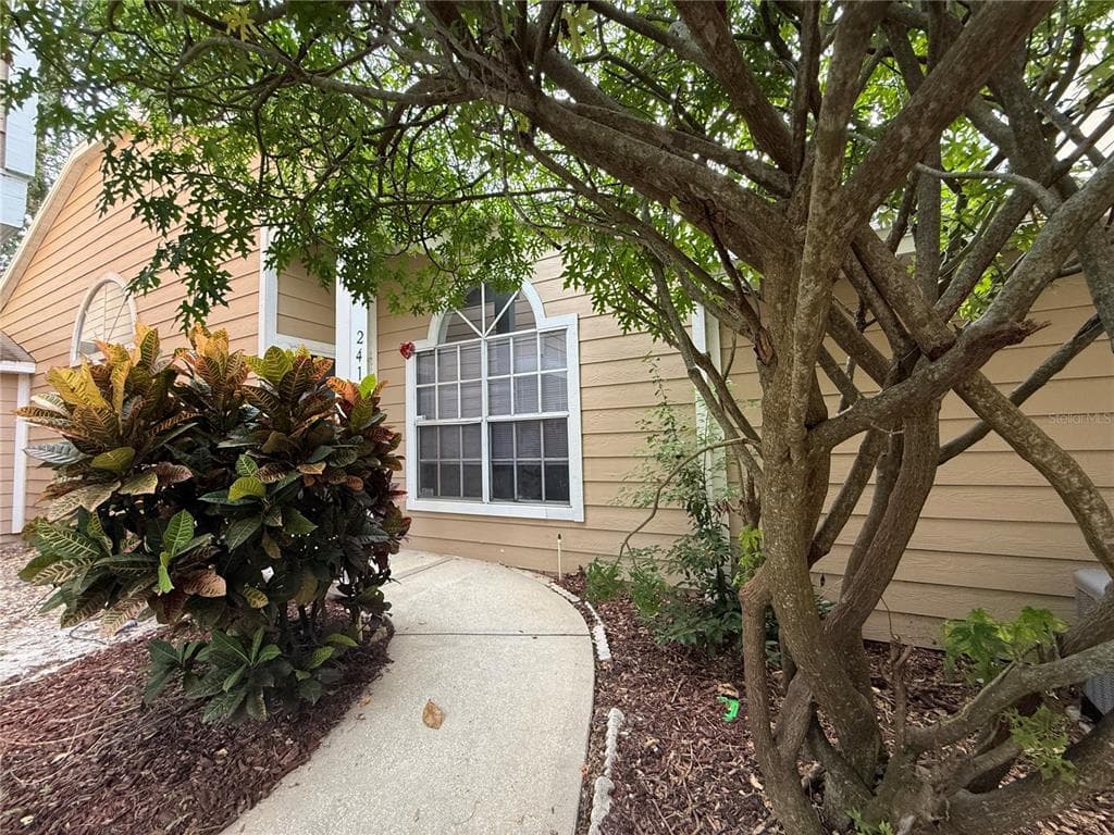 2416 HOUNDS TRAIL - 2bd/2ba - $2,100 - PALM HARBOR, FL