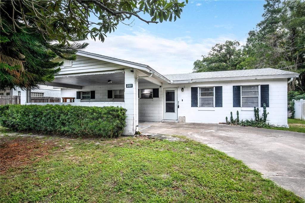 1330 PALM DRIVE - 3bd/2ba - $235,000 - MOUNT DORA, FL