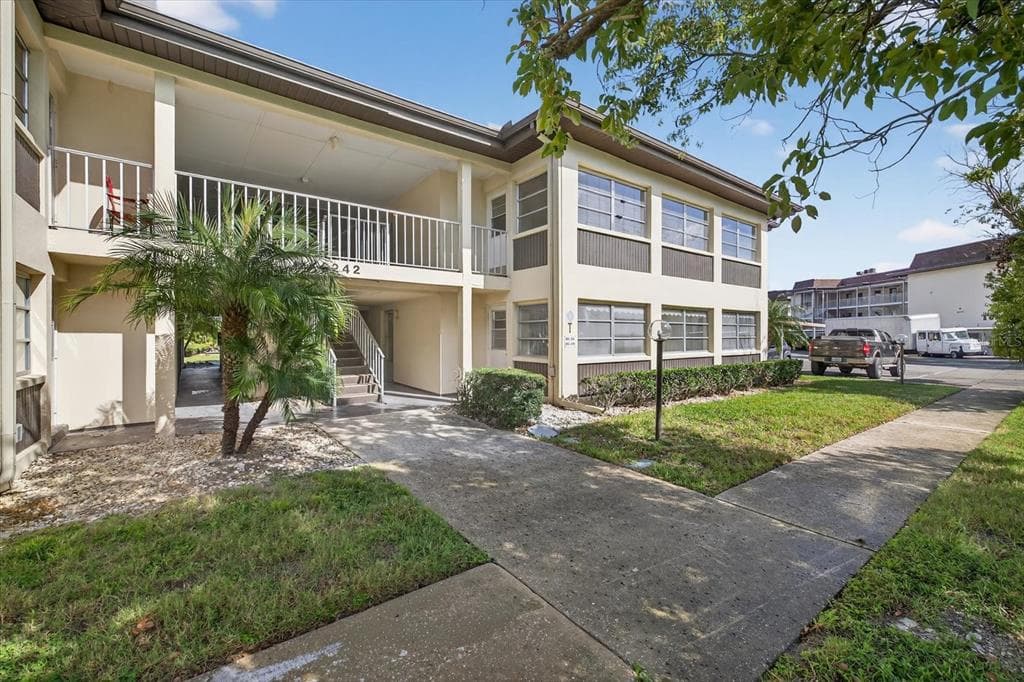 5242 OPAL LANE UNIT 207 - 2bd/2ba - $85,000 - NEW PORT RICHEY, FL