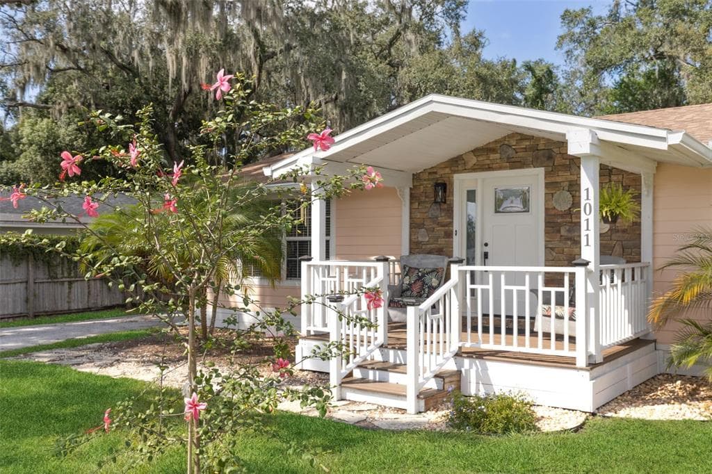 1011 LIBERTY AVENUE - 2bd/2ba - $387,900 - MOUNT DORA, FL
