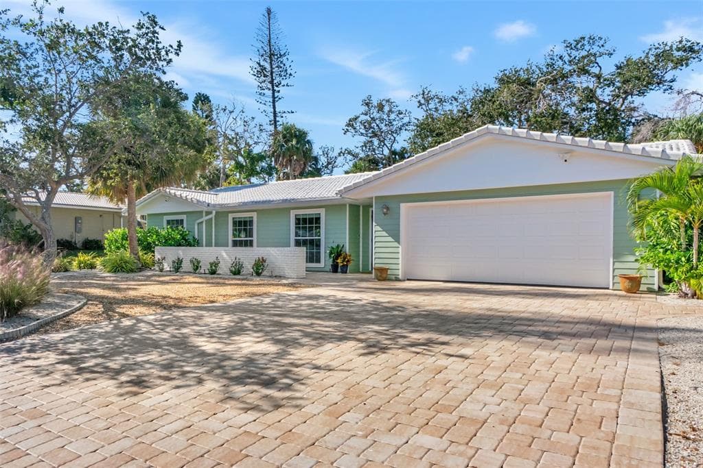 630 VENICE LANE - 4bd/2ba - $1,000,000 - SARASOTA, FL