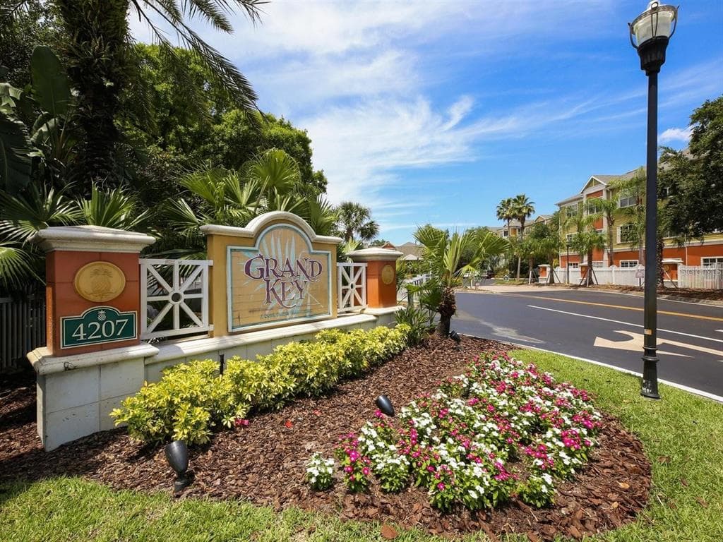 4207 S DALE MABRY HIGHWAY UNIT 9309 - 2bd/1ba - $265,000 - TAMPA, FL