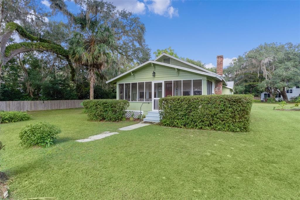 111 E MCCLENDON STREET - 2bd/2ba - $255,000 - LADY LAKE, FL
