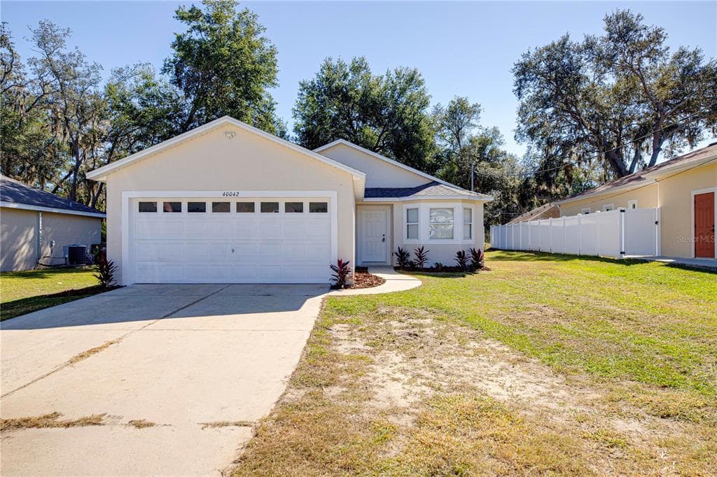 40042 PALM STREET - 3bd/2ba - $284,900 - LADY LAKE, FL