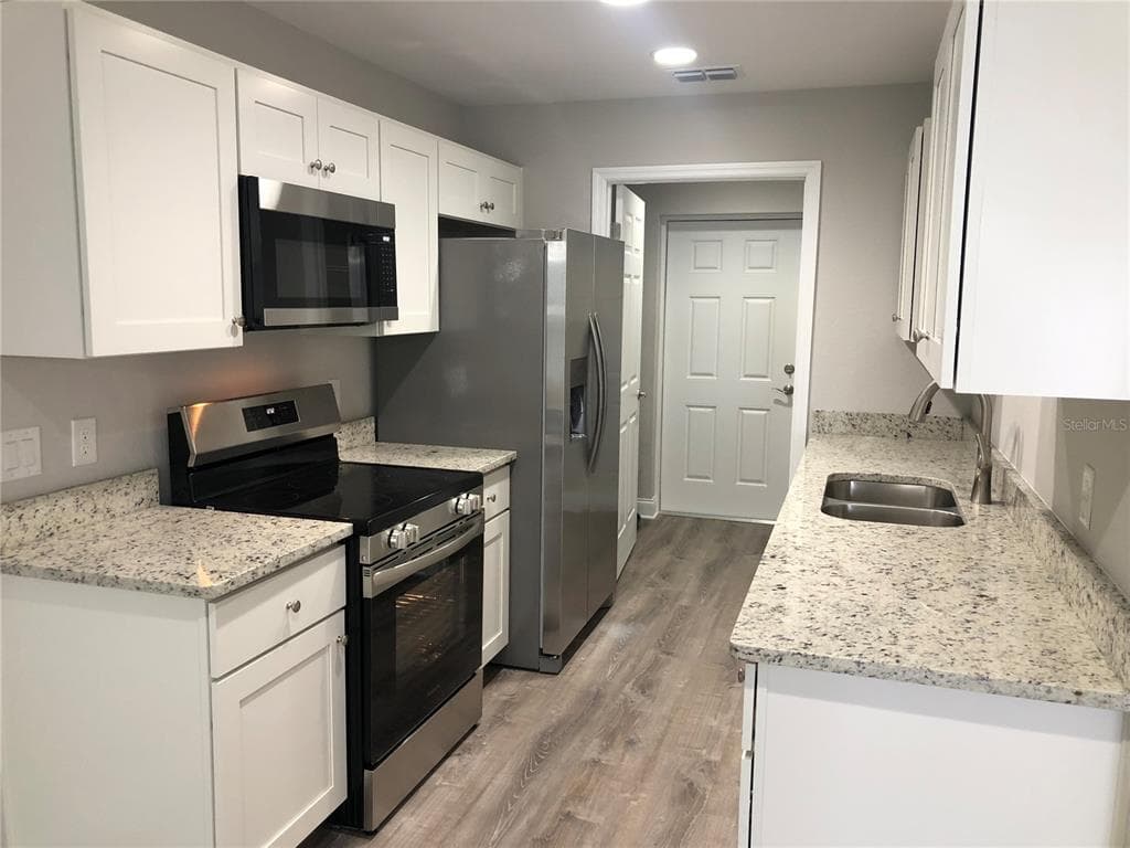 310 AVENUE U NE UNIT B - Interior/Exterior Photo 3 - WINTER HAVEN, FL