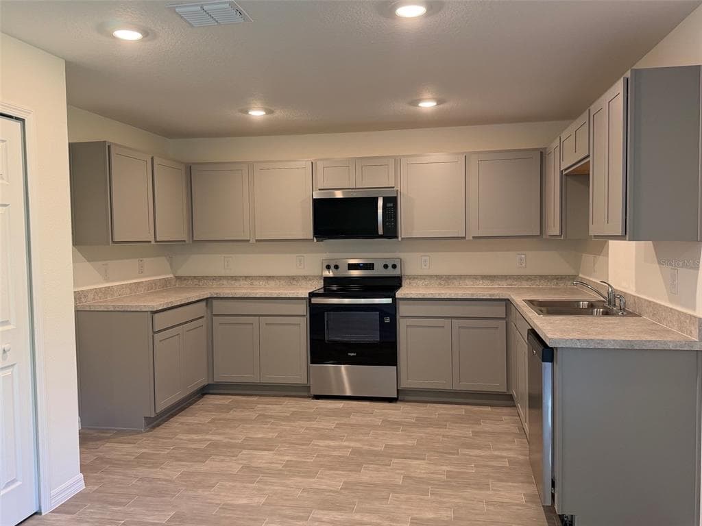 904 HUDSON VALLEY DRIVE - Interior/Exterior Photo 2 - POINCIANA, FL